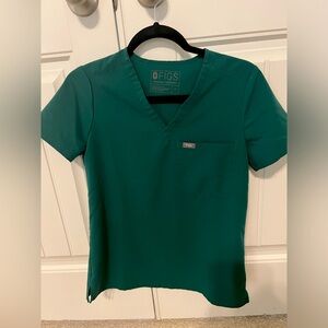 Figs Catarina one pocket scrub top. Size XS in hunter green